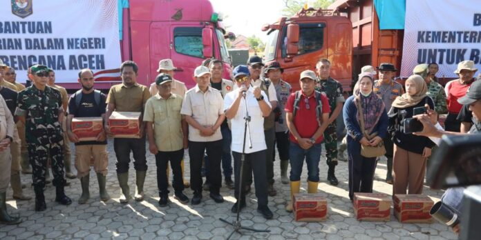 Wakil Gubernur Aceh, H. Fadhlullah, mendampingi Menteri Dalam Negeri RI, Jenderal Polisi (Purn.) Prof. Drs. H. Muhammad Tito Karnavian, MA, Ph.D, saat menyerahkan bantuan logistik secara simbolis untuk korban bencana hidrometeorologi, di Kab. Aceh Tamiang, Minggu (11/1/2026).