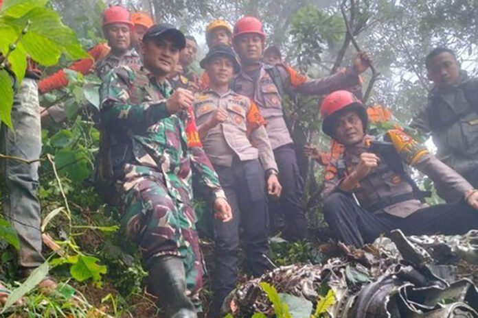 Tim SAR evakuasi puing pesawat ATR 42-500