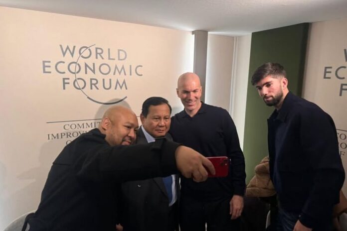 Presiden Prabowo Subianto sempat bertemu dengan pemain sepak bola legendaris, Zinédine Zidane di sela-sela agenda World Economic Forum (WEF) di Davos, Swiss. Adapun momen pertemuan itu diunggah Presiden Prabowo melalui akun Instagram pribadinya @prabowo, Jumat (23/1/2026).(Dok. Instagram Presiden Prabowo Subianto).
