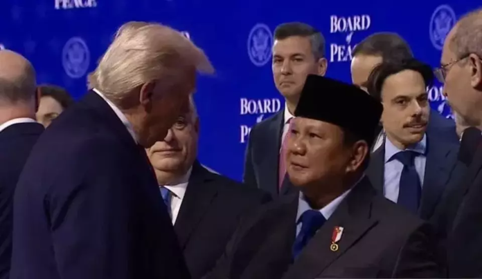 Presiden Amerika Serikat Donald J. Trump (kiri) menyalami Presiden Prabowo Subianto (tiga kanan)