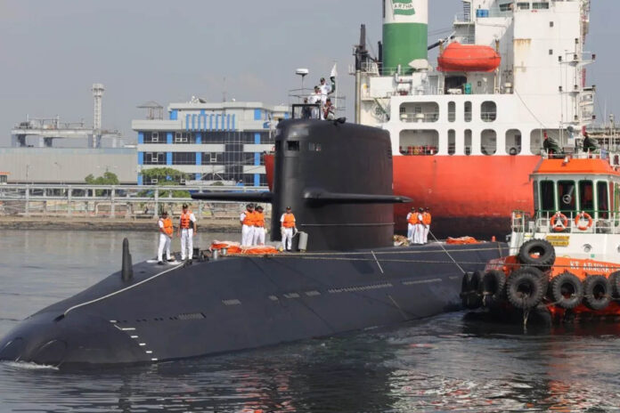 kapal selam Hangor milik Pakistan saat bersandar di Dermaga IKT ex-Presiden, Tanjung Priok, Jakarta Utara, Selasa (19/5/2026).