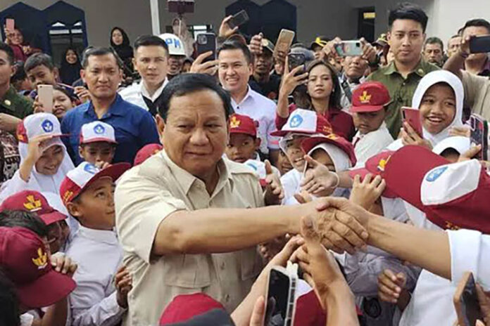 Presiden Prabowo Subianto menyapa siswa