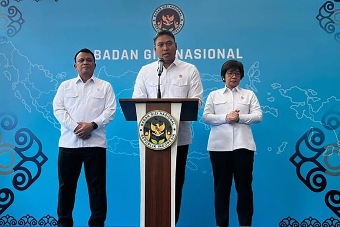 261 Pegawai BGN Dipecat Sudaryono Kepala Badan Gizi Nasional (tengah), sedang konferensi pers di kantor BGN.