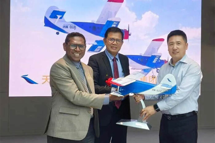 Senator Pdt. David Harold Waromi Senator Pdt. David Harold Waromi bersama Prof. J.W. Saputro, dosen Universitas Pertahanan RI, menerima bingkisan Drone HY-100 Mini dari pimpinan perusahaan teknologi dirgantara asal China, Ursa Aeronautical Technology (UAT) Co., Ltd.