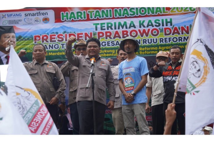DON Muzakir-Hari Tani Nasional Don Muzakir Ketua Umum DPN Tani Merdeka Indonesi sedang orasi kebangsaan hari tani nasional.