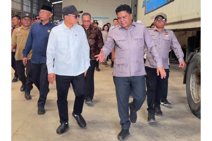 Don Muzakir Ketua Umum DPN Tani Merdeka Indonesia (kiri) bersama Zulkifli Hasan Menteri Koordinator Bidang Pangan, mengunjungi salah satu gudang bawang merah di Kabupaten Brebes, Sabtu 12 September 2026.
